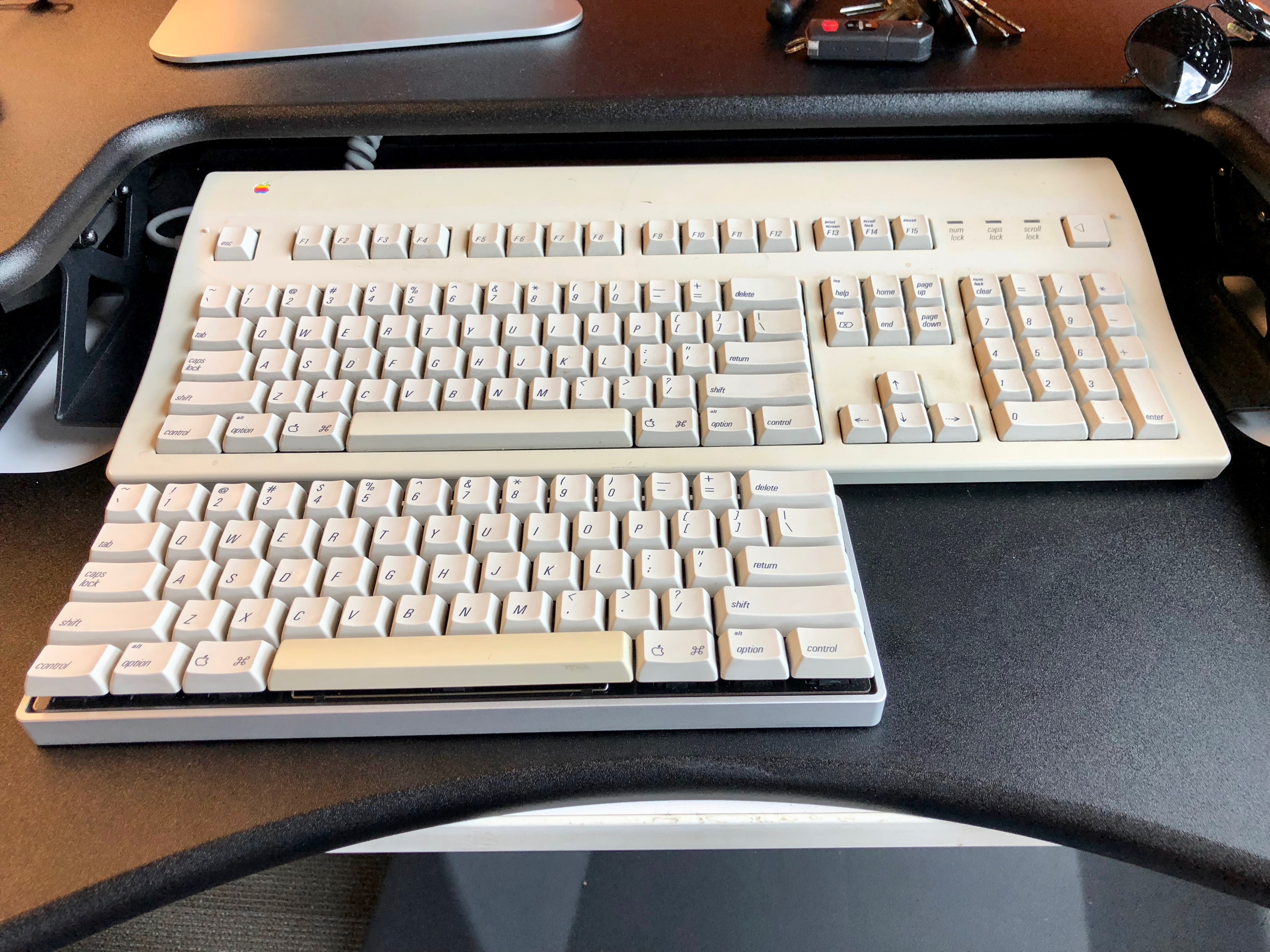 Про клав. Apple механическая Клава. Apple II E Keyboard. Старая клавиатура Apple. Первая клавиатура Apple.